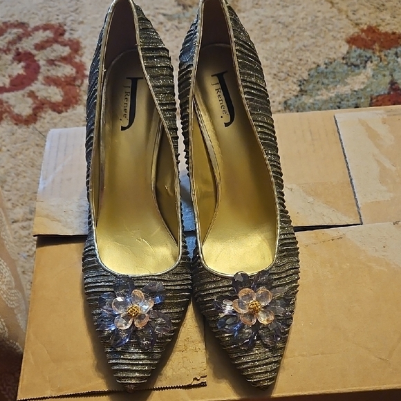 Elegant Heels with Floral Embellishment - Picture 1 of 8